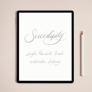 Könnte beinhalten: Ein digitales Tablet, das das Wort Serendipity in eleganter grauer Schreibschrift anzeigt, gefolgt von dem Text Single Procreate Brush und Watercolor Lettering. Ein weißer Eingabestift mit goldener Spitze befindet sich rechts neben dem Tablet.
