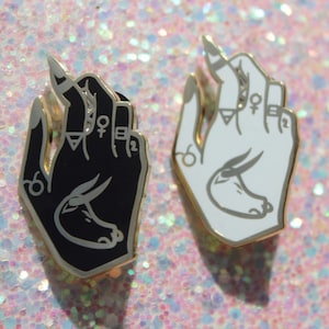 The Bulls Hand Hart-Emaille Pin