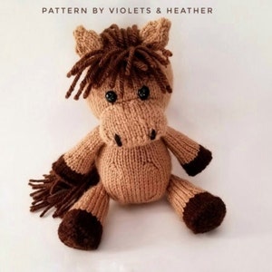 Könnte beinhalten: Ein braunes, gestricktes Stofftier in Form eines Pferdes mit brauner Wolle für Mähne und Schweif. Das Pferd hat schwarze Knopfaugen und eine braune Nase.