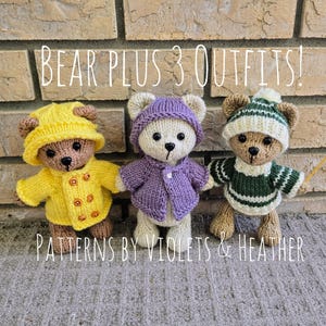 Op de afbeelding: Drie gebreide teddyberen met verschillende outfits. Eén beer draagt een gele regenjas en hoed, een andere een paarse jas en hoed, en de derde een groen-witte gestreepte trui en hoed. De tekst "BEAR PLUS 3 OUTFITS!" en "PATTERNS BY VIOLETS & HEATHER" is inbegrepen.