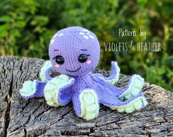 Breipatroon voor een baby-octopus, breipatroon voor amigurumi, breipatronen. Direct te downloaden als PDF-patroon. Patroon van een octopus in de kleuren viooltjes en heide.