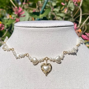Golvende hartketting met parel