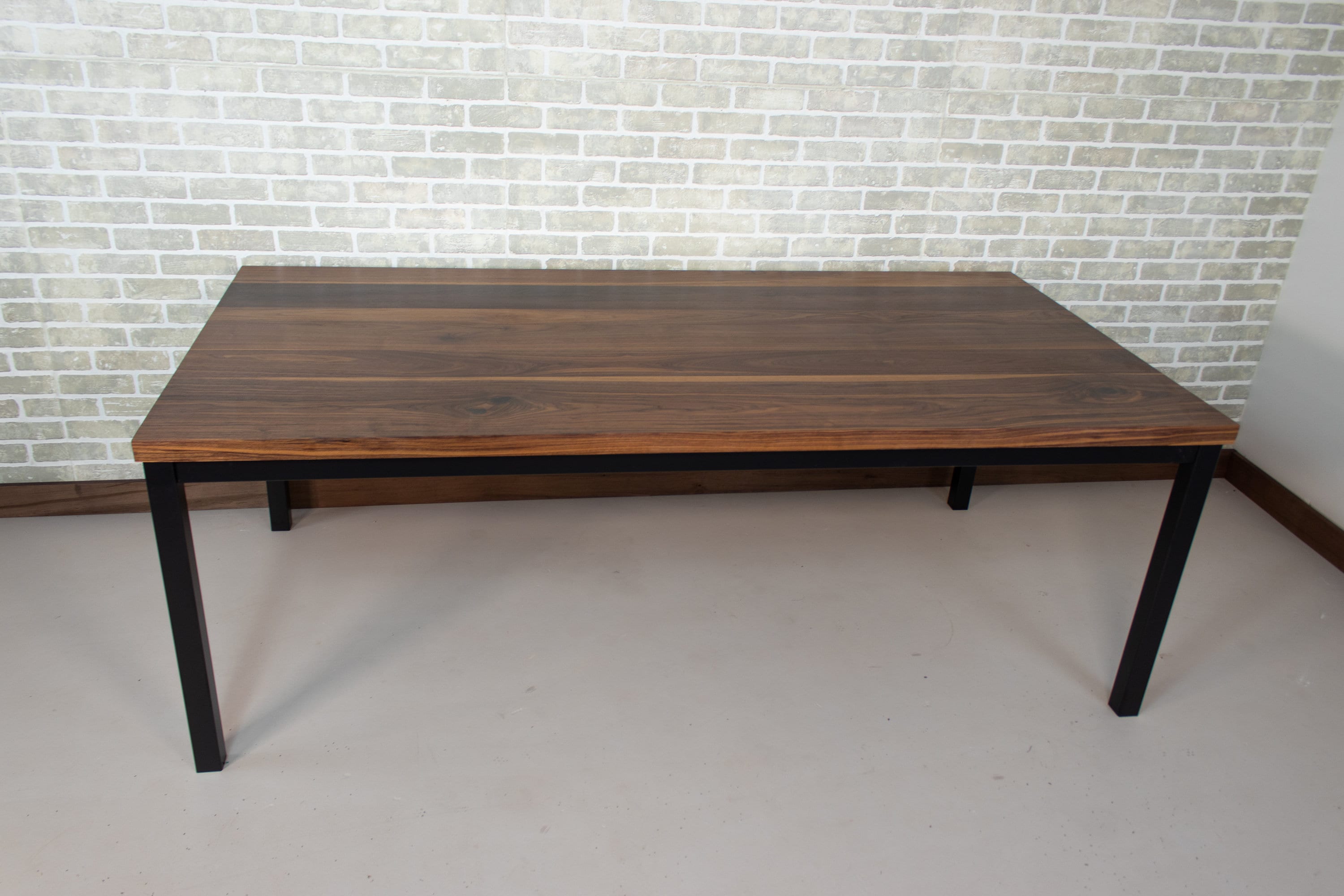 Tablero de madera maciza, mesa de comedor de nogal sobre base Parsons de  acero, mesa de comedor de cocina en nogal y acero -  España