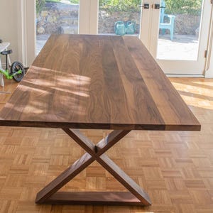 Table de cuisine style campagnard en noyer massif - Finition naturelle, pieds X