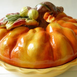 Stunning Pumpkin Pie Baking Dish w/ Lid - Oven/Microwave/Dishwasher Safe - Perfect for Autumn, Harvest and Thanksgiving Bakes, Entertaining!