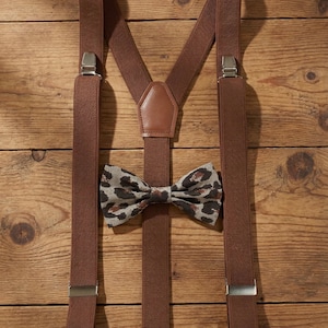 Rehaussez n'importe quelle tenue avec cet ensemble élégant et intemporel de bretelles marron et de noeud papillon en lin à imprimé léopard !