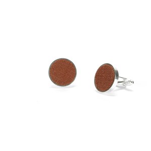 Op de afbeelding: Twee ronde manchetknopen met een bruin stoffen midden en een zilverkleurige metalen rand en achterkant. De manchetknopen worden op een witte achtergrond weergegeven.