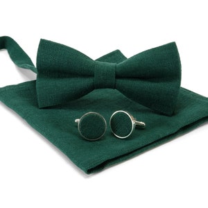Dark green bow tie. Dark green bow tie and cufflinks square.Green necktie.Green suspenders. Cravate verte.Noeud papillon vert foncé. Fliege.