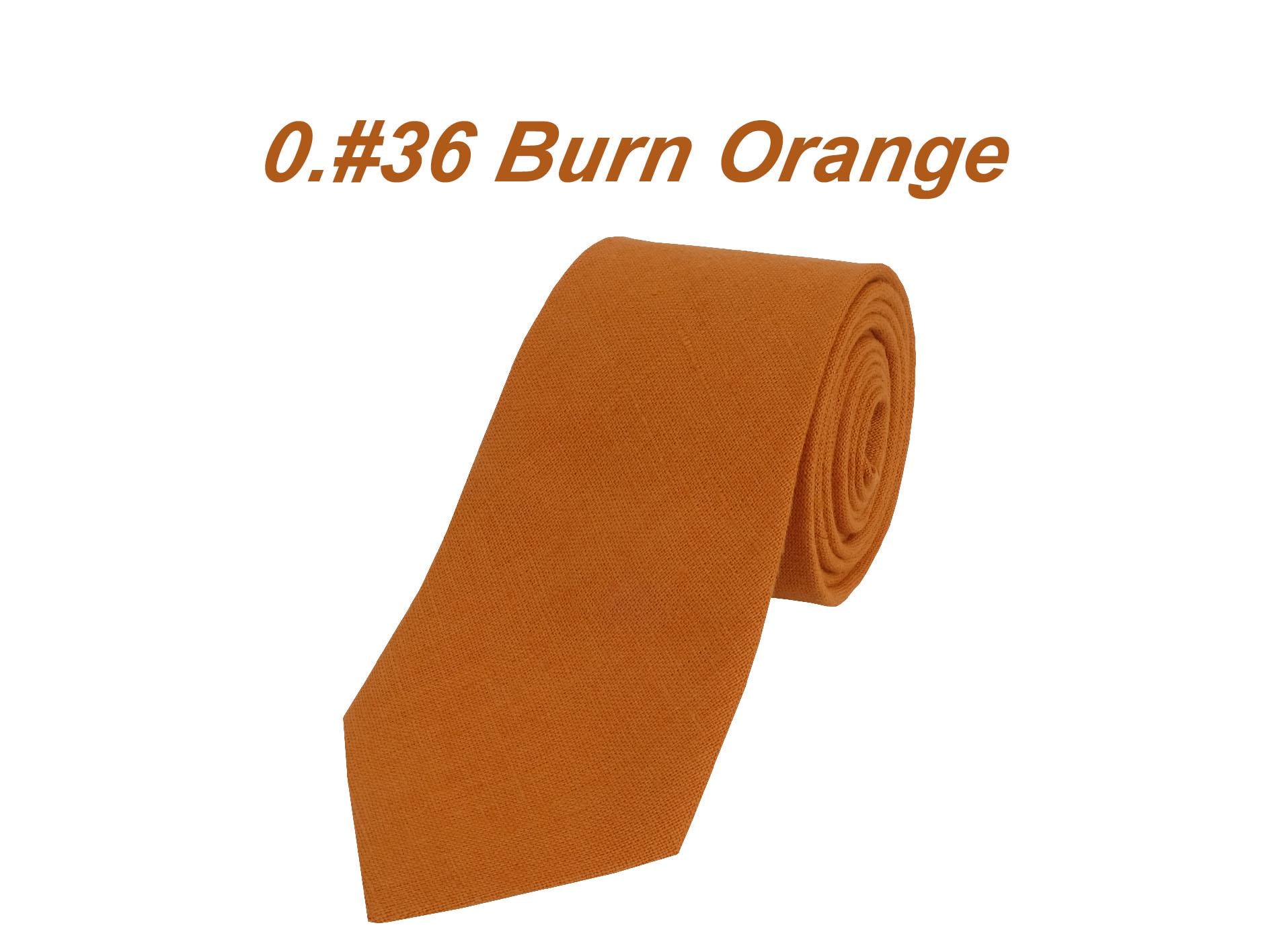 Gebrannte orange Krawatte.Wir bieten ein vielfältiges Sortiment an Krawatten in schmalen, breiten und mittleren Breiten, erhältlich in einer Vielzahl von Farben.Fliege