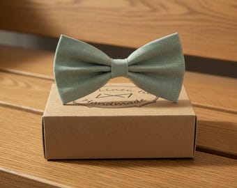 Lniane dodatki w kolorze szałwiowej zieleni – Stwórz swój zestaw: muszka, szelki i poszetka. Ręcznie robiony zestaw dla drużbów ślubnych. Drużbowie w kolorze szałwiowej zieleni.