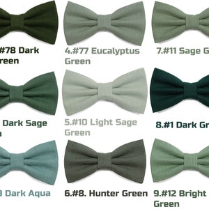 Op de afbeelding: Negen verschillende kleuren strikjes, waaronder donkergroen, saliegroen, eucalyptusgroen, jagergroen en donkerblauw. Elk strikje is gemaakt van een textuurstof.