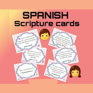 Könnte beinhalten: Spanische Bibelverskarten mit verschiedenen Versen. Jede Karte hat einen anderen Vers und eine dekorative Umrandung. Die Karten sind auf einem hellrosa Hintergrund angeordnet, mit einem Emoji.
