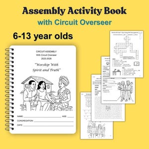 Può includere: Un libro di attività dell'assemblea con il sorvegliante di circoscrizione per bambini dai 6 ai 13 anni. La copertina presenta un'illustrazione in bianco e nero di tre persone. Il libro include esercizi, labirinti e cruciverba.