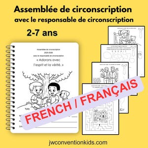 Peut inclure: Un cahier d'activités à spirales avec des illustrations en noir et blanc, avec le texte "Assemblée de circonscription" et "2-7 ans". D'autres pages montrent des dessins d'enfants et des labyrinthes. Le site web "jwconventionkids.com" est visible.