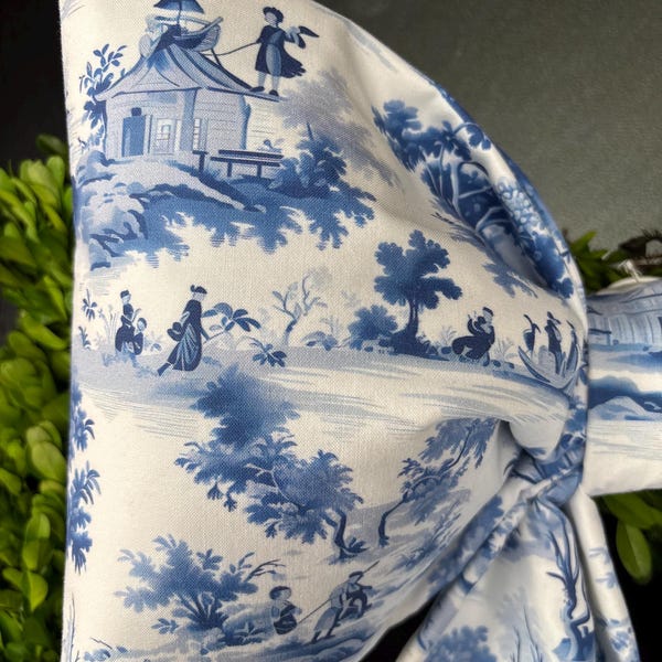 Große blaue Schleife aus Chinoiserie-Stoff