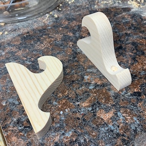 Wooden wall bracket for hanging dowel wall-hanging rod