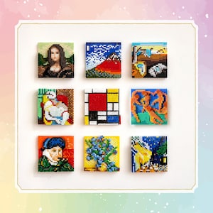 Op de afbeelding: Negen kleine vierkante kunstwerken, elk met een beroemd schilderij, waaronder de Mona Lisa, een berglandschap en een stilleven met bloemen. De kunstwerken zijn gemaakt van kleine, kleurrijke kralen en zijn gerangschikt op een witte achtergrond.