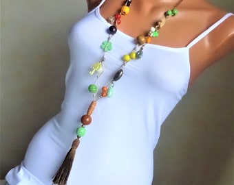 Stylish tassel necklace, begging chain, boho, autumn colors, green, brown, yellow, wooden beads, charms