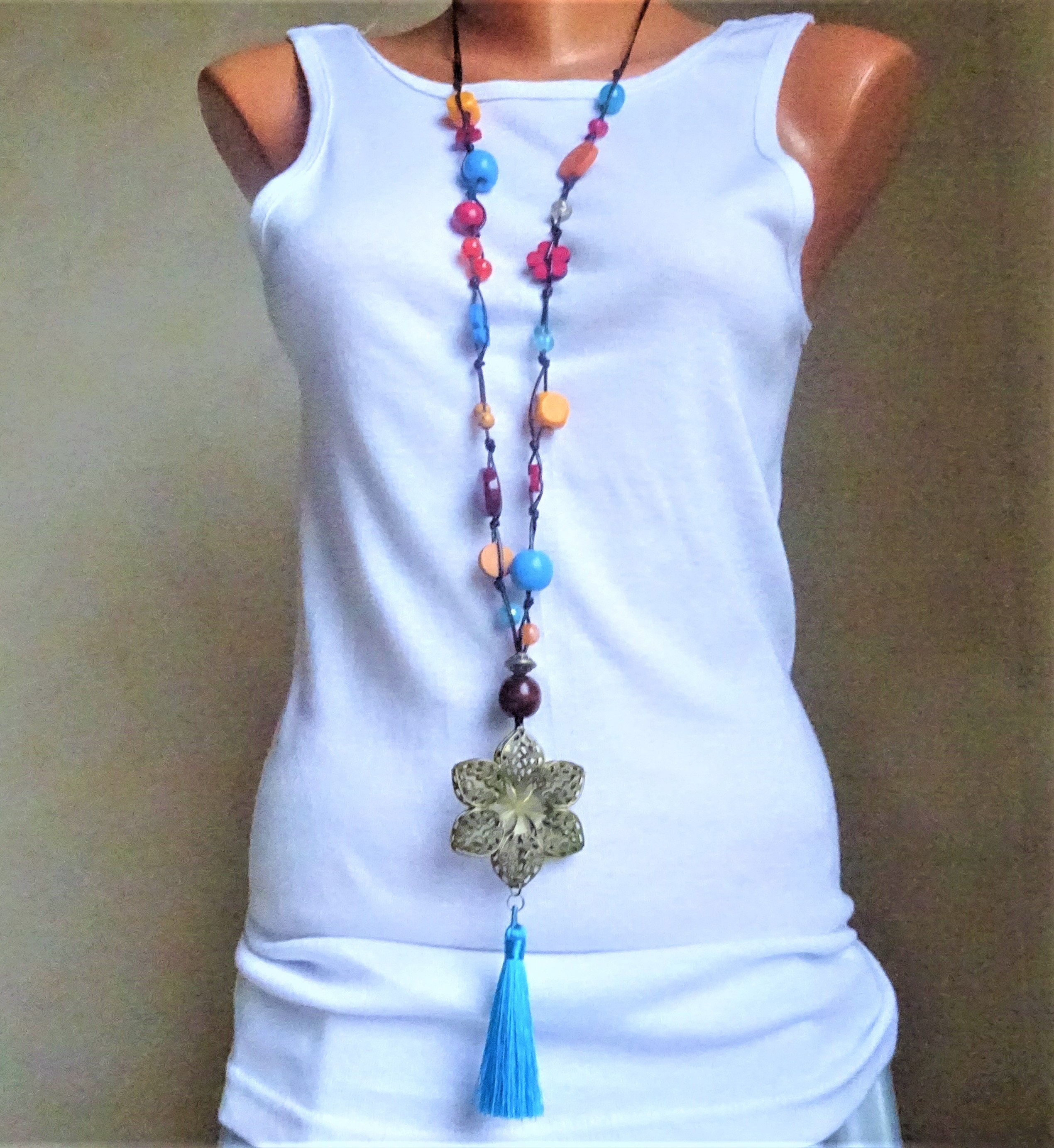 Halskette im Boho-Style - rosa/weiß mit Quasten - Stoffe für Nähbegei,  19,90 €