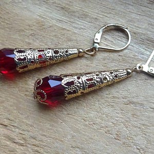 Droppformade örhängen, mörkröd dropppärla, lång pärlhatt i ljusguld, vintagestil, rokoko, barock, renässans