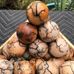 2&quot; Handgefertigte Holzkugel – Lichtenberg Fraktal Brennen - Jeder ist so einzigartig wie das nächste!