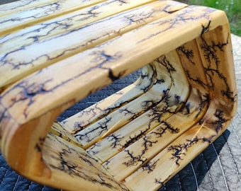 Soporte de madera artesanal para bola 9 – Detalle de grabado fractal de Lichtenberg. Imprescindible en cualquier sala de juegos.