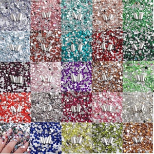 Peut inclure: Assortiment de 24 petits contenants remplis de strass ronds de différentes couleurs. Chaque contenant contient un petit récipient argenté avec des strass à l'intérieur.