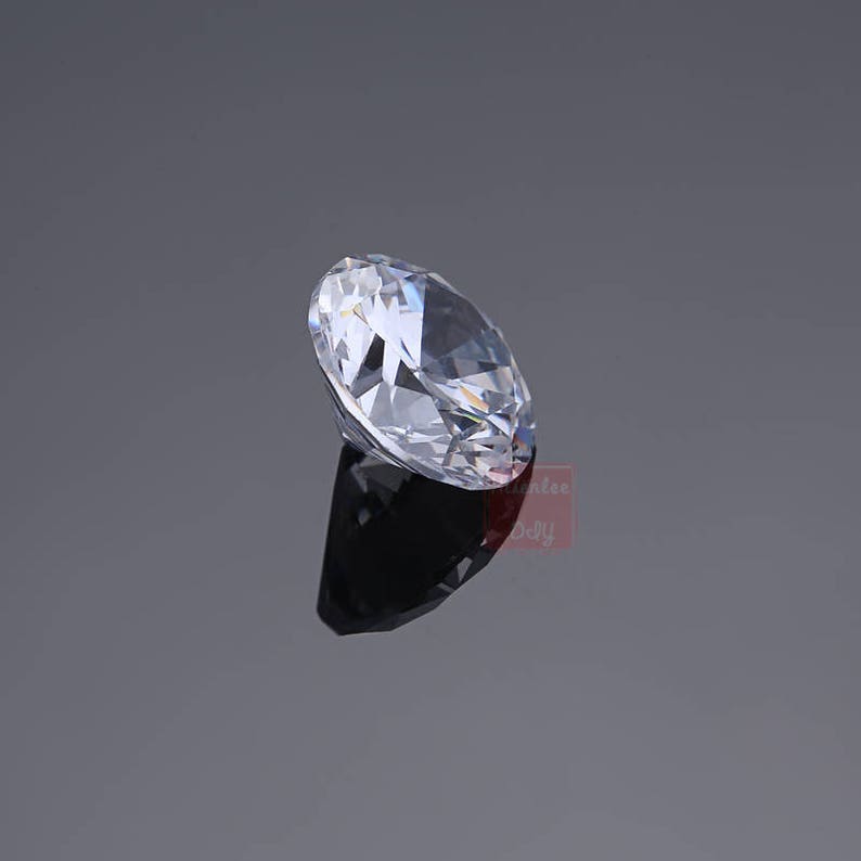 Pu&ograve; includere: Un grande diamante di forma ovale, trasparente, con molte sfaccettature.