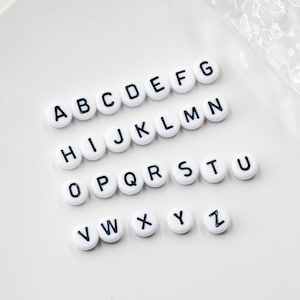 100/500 Uds. 4x7MM 26 letras en inglés cuentas planas acrílico A-Z cuentas perforadas blancas + negras para DIY collar pulsera Material de decoración