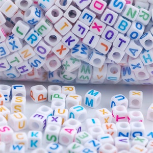 Venta al por mayor 500g 6x6mm Cubo Alfabeto Letras Cuentas Multicolor Acrílico Mezcla aleatoria con agujeros Cuentas opacas para pulseras / joyería Haciendo decoración