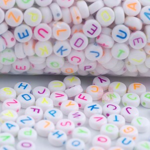 Buena calidad fluorescente palabra 4x7mm hecho a mano DIY decoración 300pcs alfabeto mezclado cuentas carta acrílico redondo perla para hacer pulsera