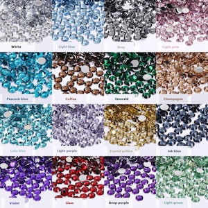 K&ouml;nnte beinhalten: Sortiment von 16 Farben runder, flacher Strasssteine. Die Farben umfassen Wei&szlig;, Hellblau, Grau, Hellrosa, Pfauenblau, Kaffee, Smaragd, Champagner, Seeblau, Helllila, Kristallgelb, Tintenblau, Violett, Siam, Dunkelviolett und Hellgr&uuml;n.