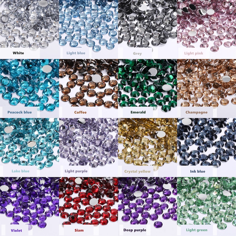 K&ouml;nnte beinhalten: Sortiment von 16 Farben runder, flacher Strasssteine. Die Farben umfassen Wei&szlig;, Hellblau, Grau, Hellrosa, Pfauenblau, Kaffee, Smaragd, Champagner, Seeblau, Helllila, Kristallgelb, Tintenblau, Violett, Siam, Dunkelviolett und Hellgr&uuml;n.