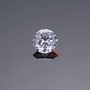 Pu&ograve; includere: Una pietra preziosa rotonda e trasparente a forma di diamante con molte sfaccettature.