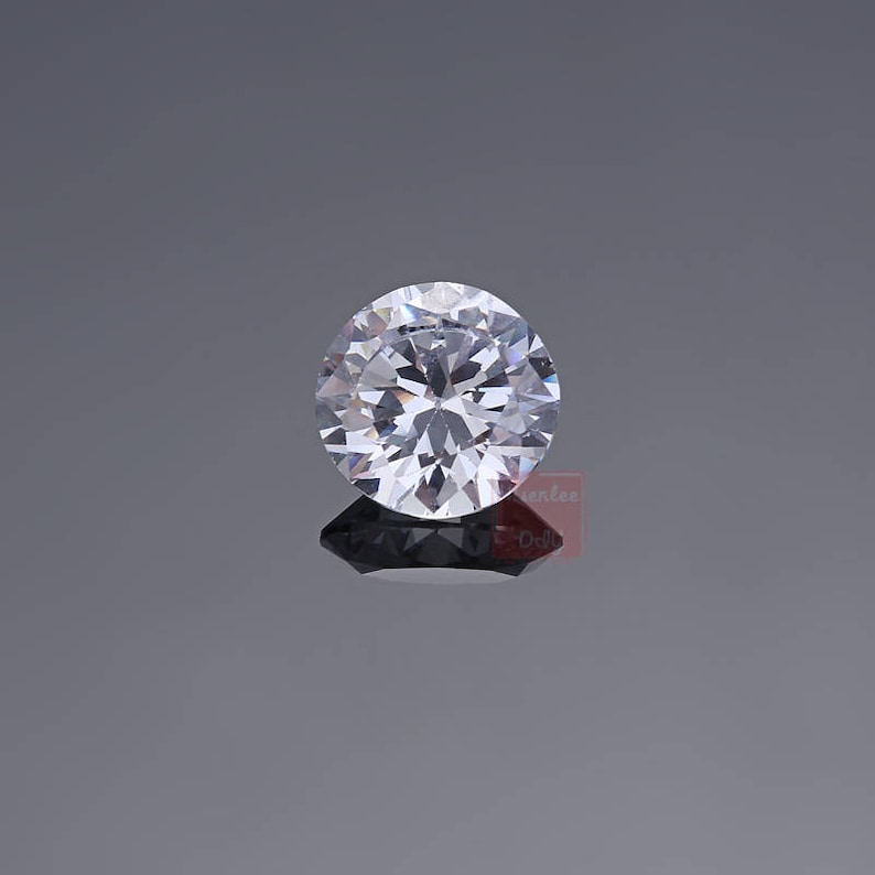 Pu&ograve; includere: Una pietra preziosa rotonda e trasparente a forma di diamante con molte sfaccettature.