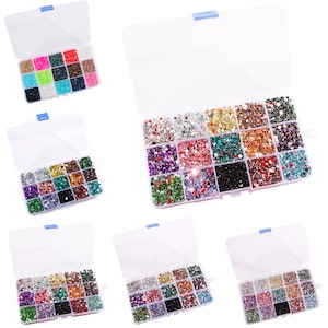 Puede incluir: Múltiples cajas de almacenamiento de plástico transparente llenas de pedrería de colores. Cada caja está dividida en pequeños compartimentos, cada uno con un color o tono diferente de pedrería. La pedrería es de varios colores, incluyendo rojo, azul, verde y dorado.