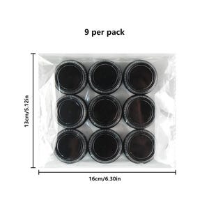 Op de afbeelding: Een verpakking met 9 zwarte ronde containers, elk met een diameter van 13 cm, verpakt in een doorzichtige plastic zak. De verpakking is 16 cm breed en 13 cm hoog. De tekst "9 per pack" is bovenaan de afbeelding gedrukt.