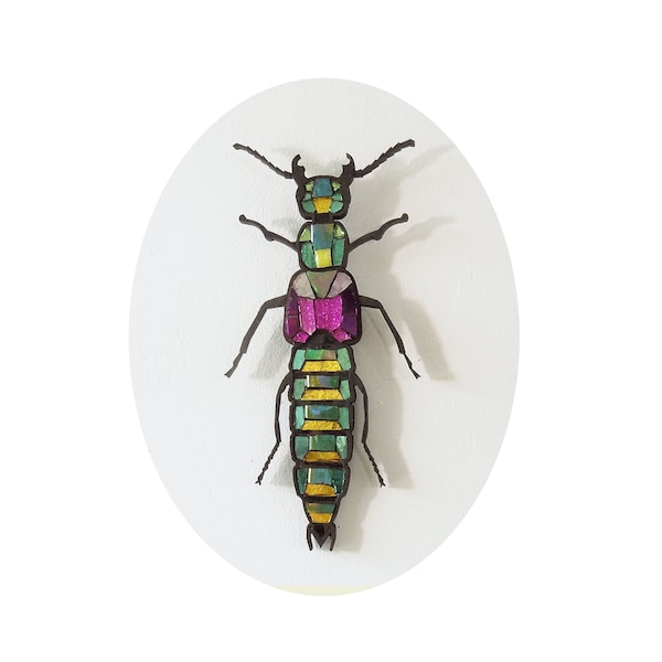 Insecte décoration originale Phanolinus auratus  scarabée en verre et bois micro mosaïque vert violet jaune