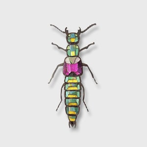 Insecto decorativo original Phanolinus auratus escarabajo en micromosaico de vidrio y madera verde morado amarillo