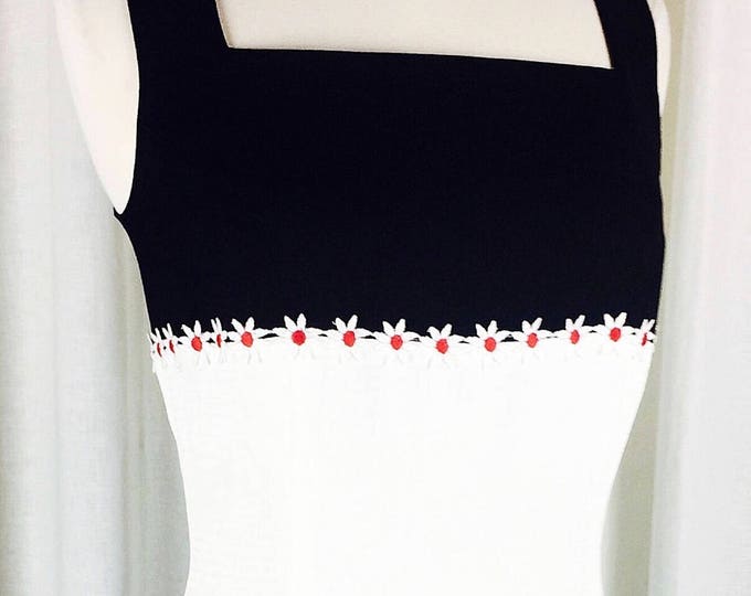 Vintage 90's monochrome fitted sheath dress with daisy lace trim
