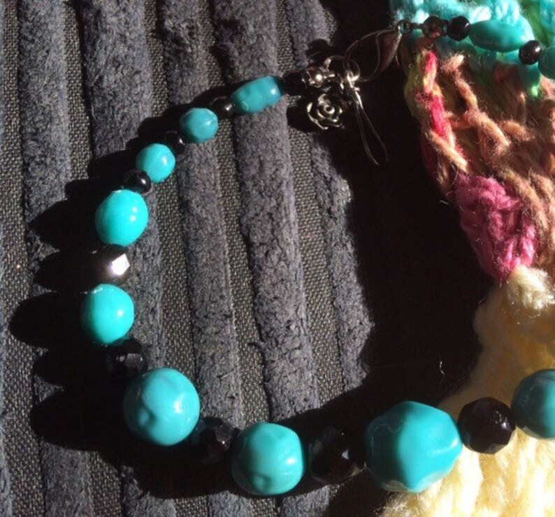 Turquoise and black graduated bead bracelet