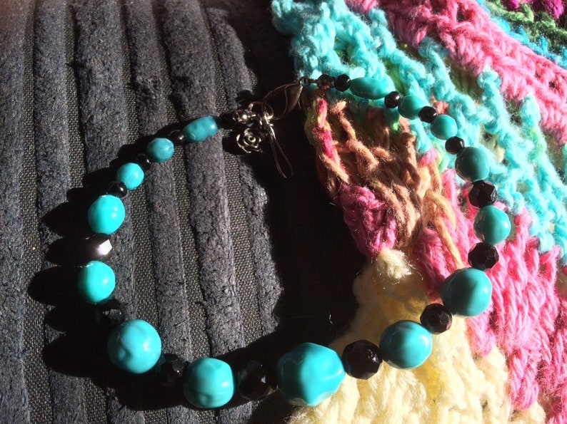 Turquoise and black graduated bead bracelet