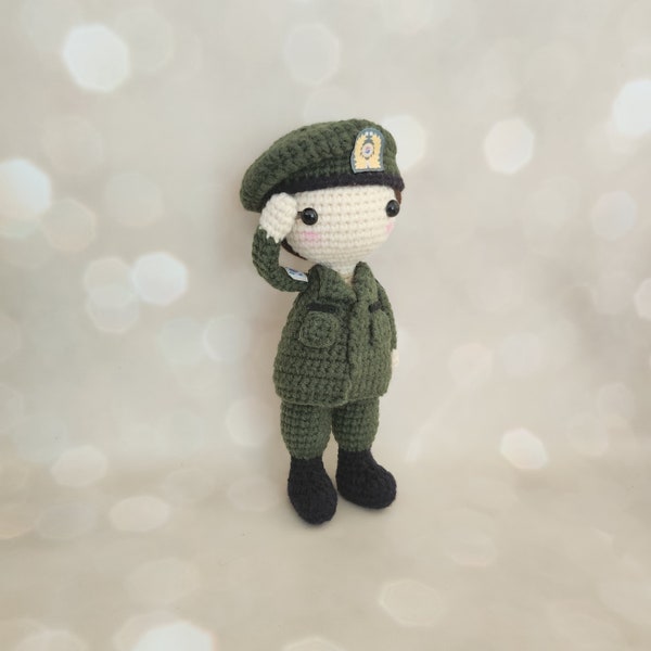 Modèle de poupée au crochet, soldat ROKA avec béret, modèle de poupée Amigurumi, modèle PDF anglais