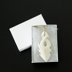 Infinity Koru Bone Hanger met Touw Ketting