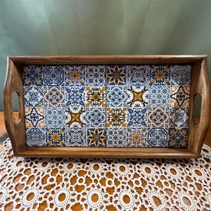 Holztablett mit traditionellem portugiesischem Fliesenhintergrund – perfekt zum Servieren von Kaffee, Tee und mehr