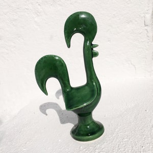 Coq de Barcelos en céramique, peint à la main dans des couleurs vives. Il a un corps robuste, une queue emplumée et un bec proéminent.
