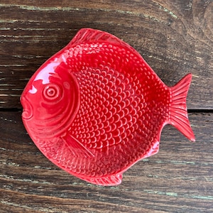 ポルトガル産の魚の形をしたセラミックスタータープレート
