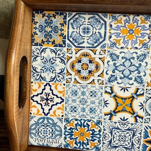 Bandeja de madera con fondo de azulejos tradicionales portugueses: perfecta para servir café, té y mucho más.
