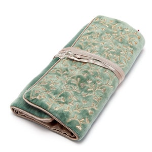Somptueux rouleau de bijoux en velours vert menthe avec broderie dorée avec doublure en satin et liens en perles. Cadeau pour elle, maison, voyage, été, JR11MG