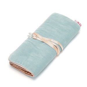 Splendido rotolo portagioie in velluto azzurro cielo con fodera in raso oro pallido e lacci con perline. Portagioie, contenitore per gioielli, rotolo portagioie JR10SB